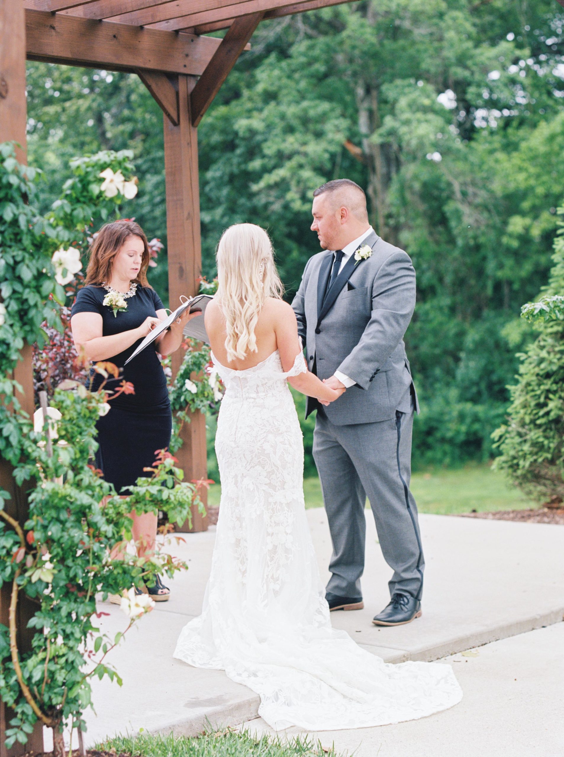 stone house of st charles outdoor wedding ceremony